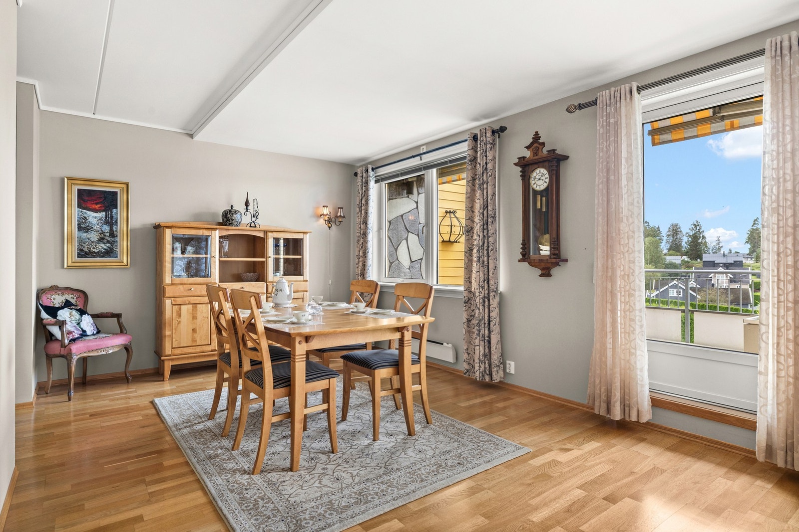 God plass til spisestue mellom kjøkken og stuen. Galleribilde