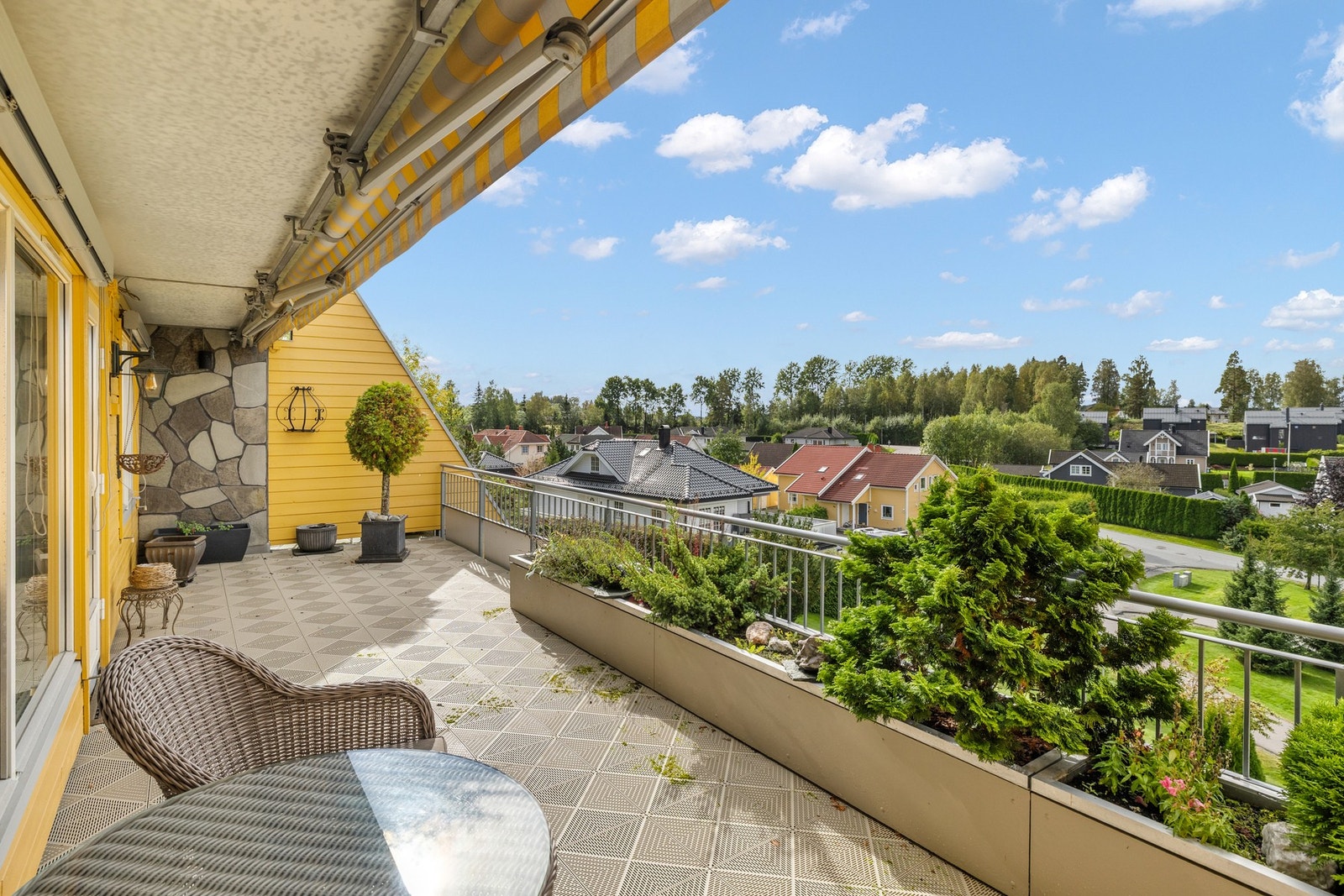 Stor, solrik terrasse på ca. 28 m². Galleribilde