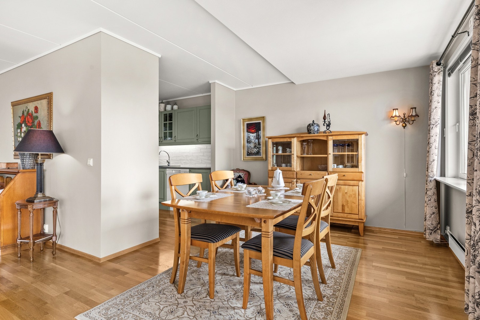 Leiligheten er malt i et behagelig fargevalg. Galleribilde