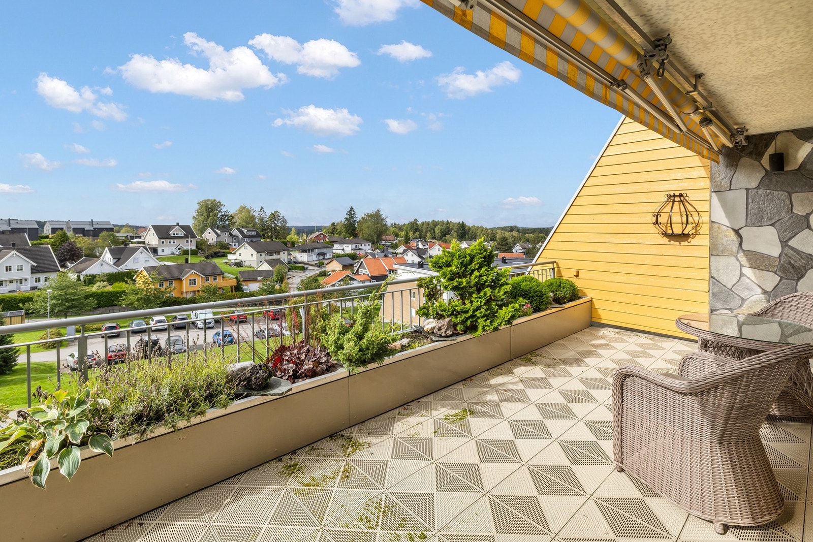 Terrassen ligger usjenert til med flott utsyn. Galleribilde