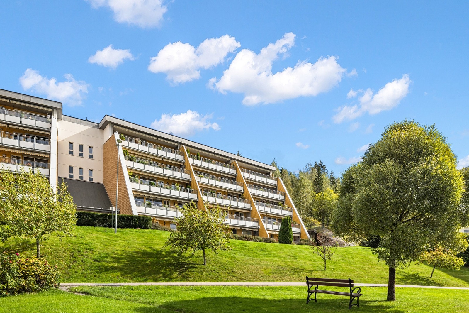 Leiliheten liger i naturskjønne omgivelser med kort vei til skole og barnehage. Galleribilde