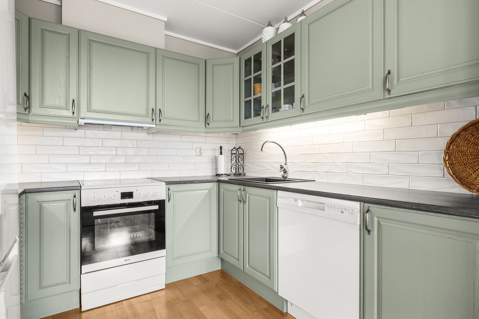 Flott kjøkken med profilerte fronter. Kjøkkenet har opplegg for komfyr m/topp, oppvaskmaskin, og frittstående kjøleskap. Galleribilde