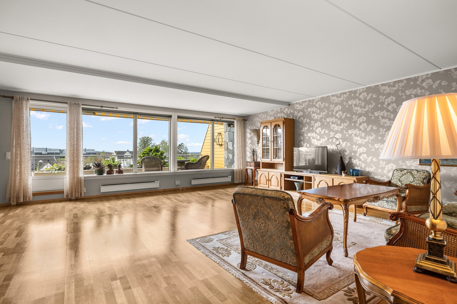 Stor og luftig stue med gode innredningsmuligheter. Galleribilde