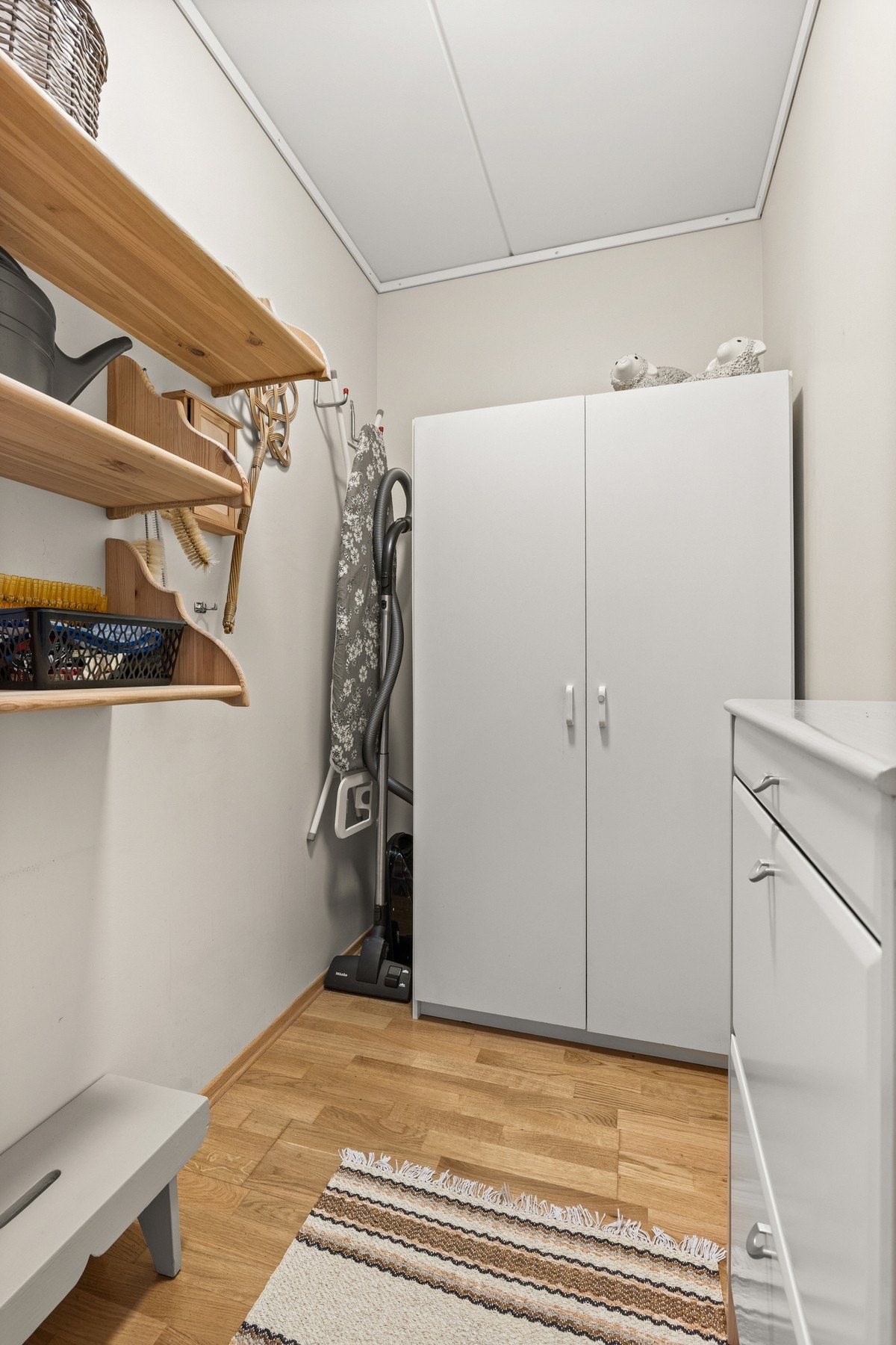 Innvendig bod i tilknytning til entré. Galleribilde