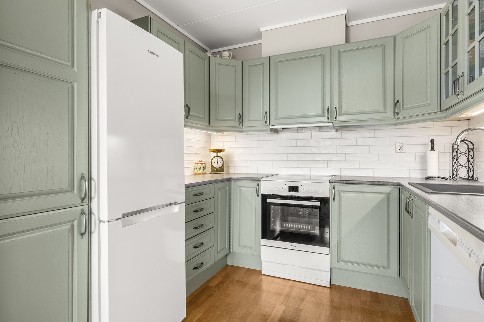 Pent og delikat tilbaketrukket kjøkken. Det er montert komfyrvakt på kjøkkenet. Galleribilde