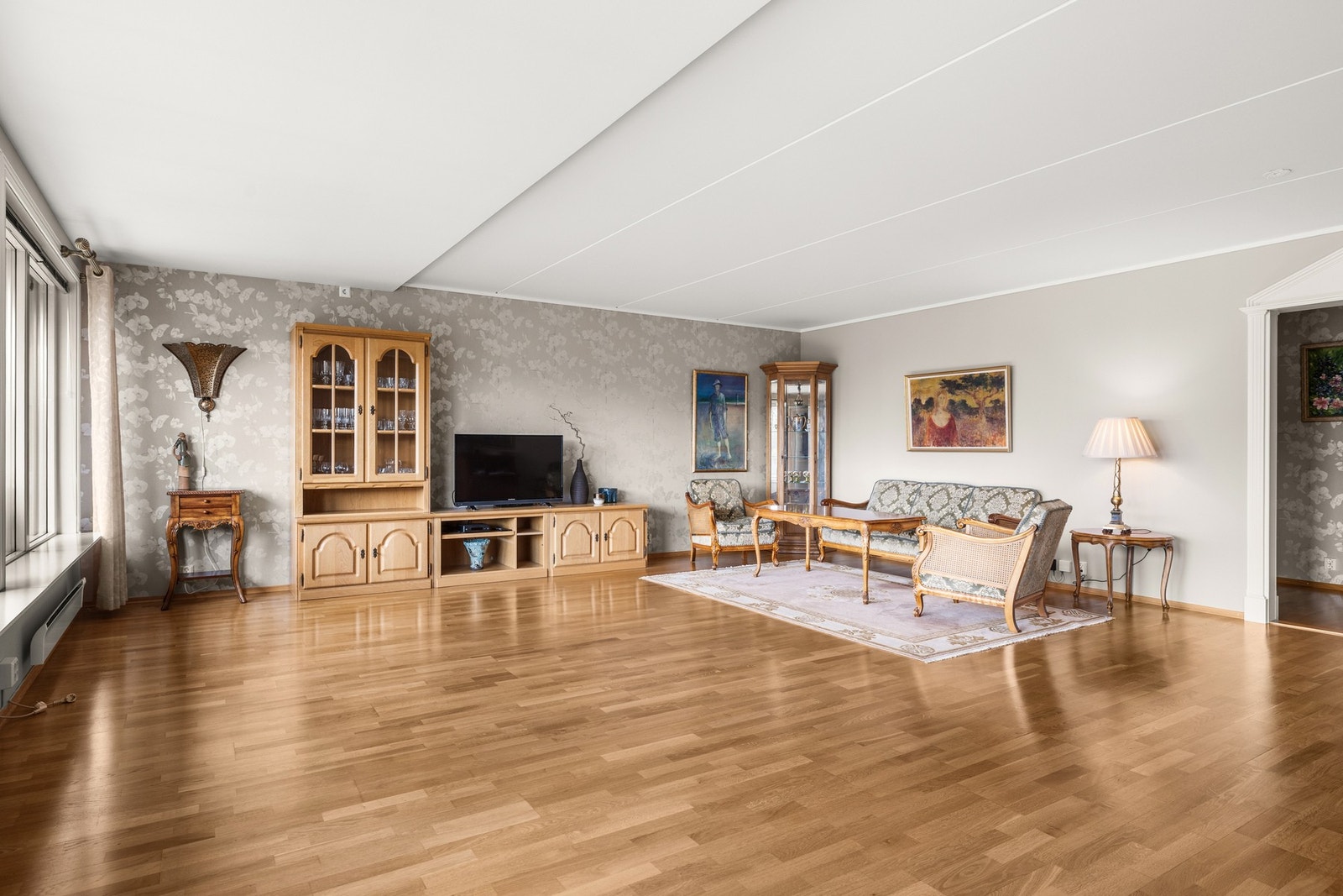 Leiligheten er gjennomgående i bygget, og oppleves som lys og luftig. Galleribilde