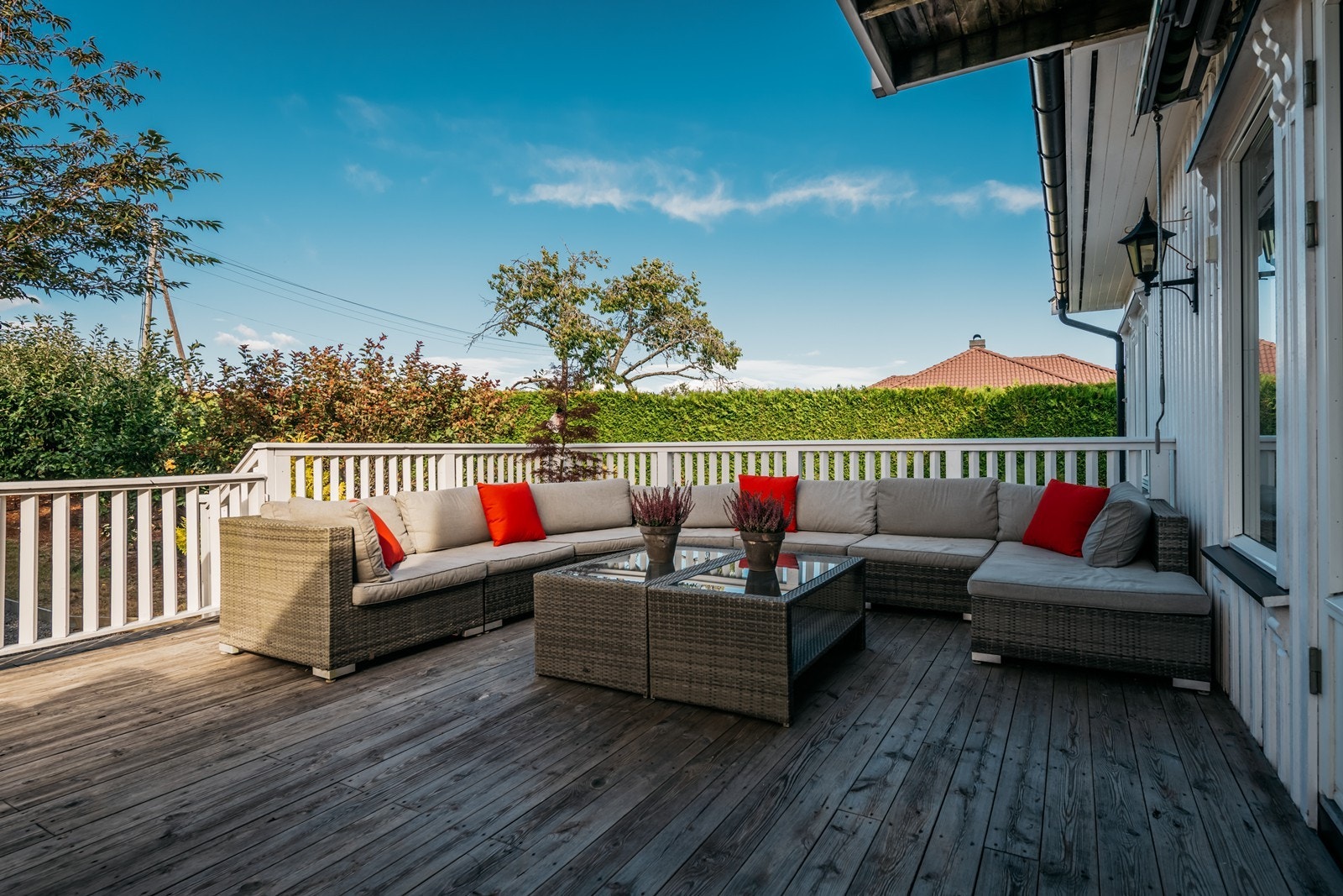 Stor veranda på fremsiden av eiendommen Galleribilde