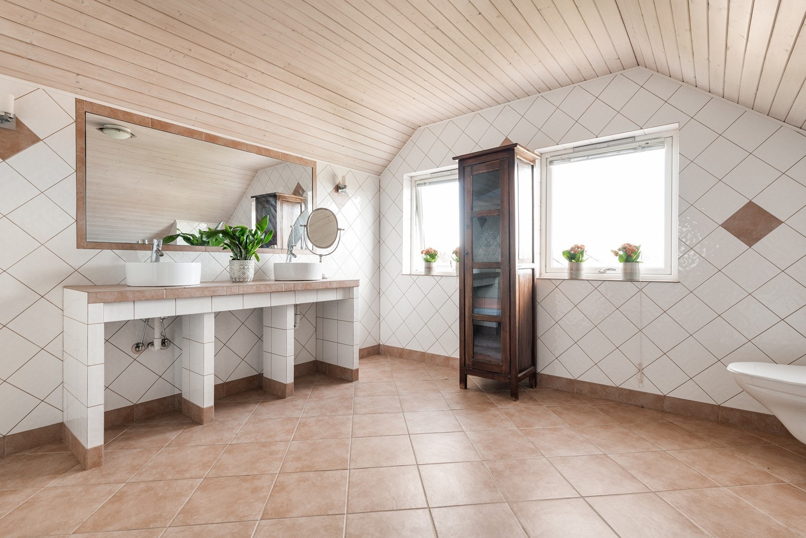 Flisbelagt baderom med det du trenger av dusj, Servant og WC Galleribilde