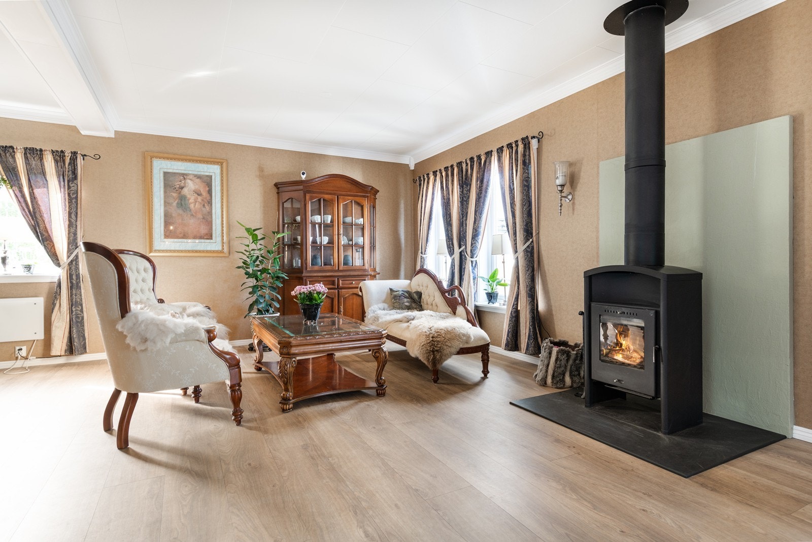 En vedovn er plassert praktisk sentralt etasjens oppholdsrom rom Galleribilde