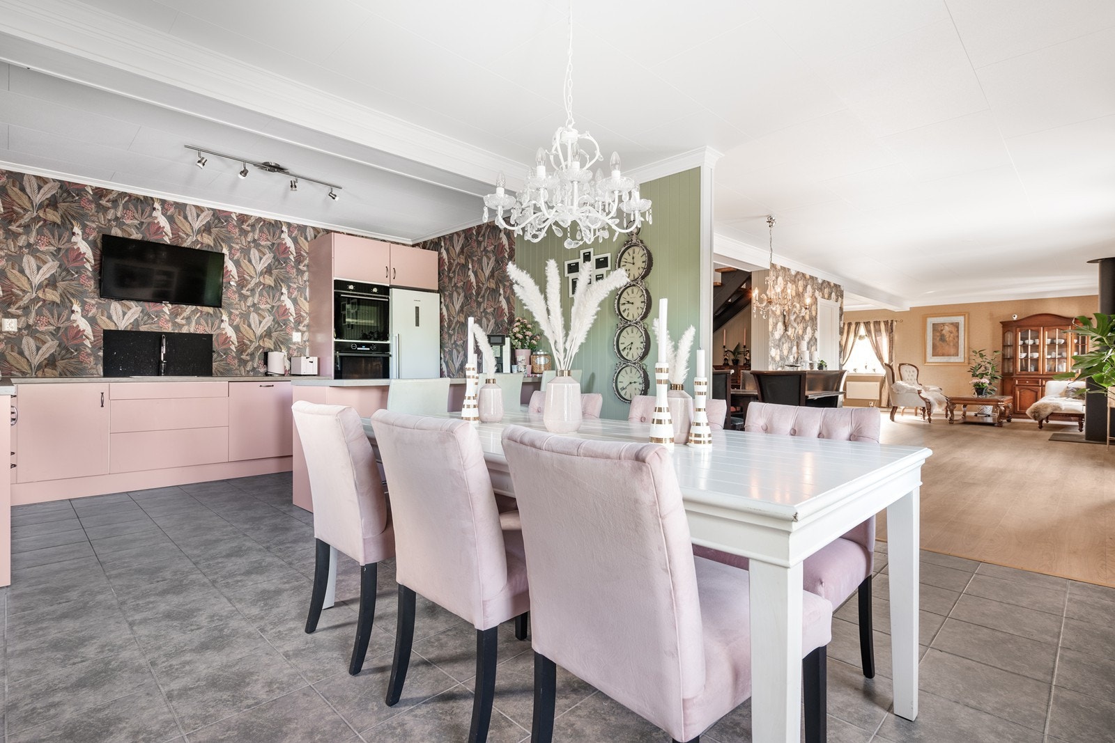 I god stil med rosa kjøkken, barbie vibber :) Galleribilde