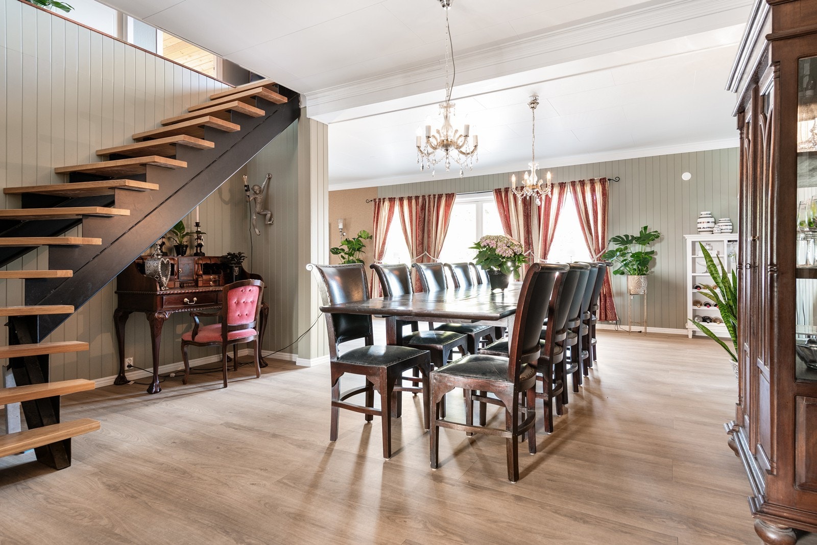 Stor spisestue i god gammeldags stil Galleribilde