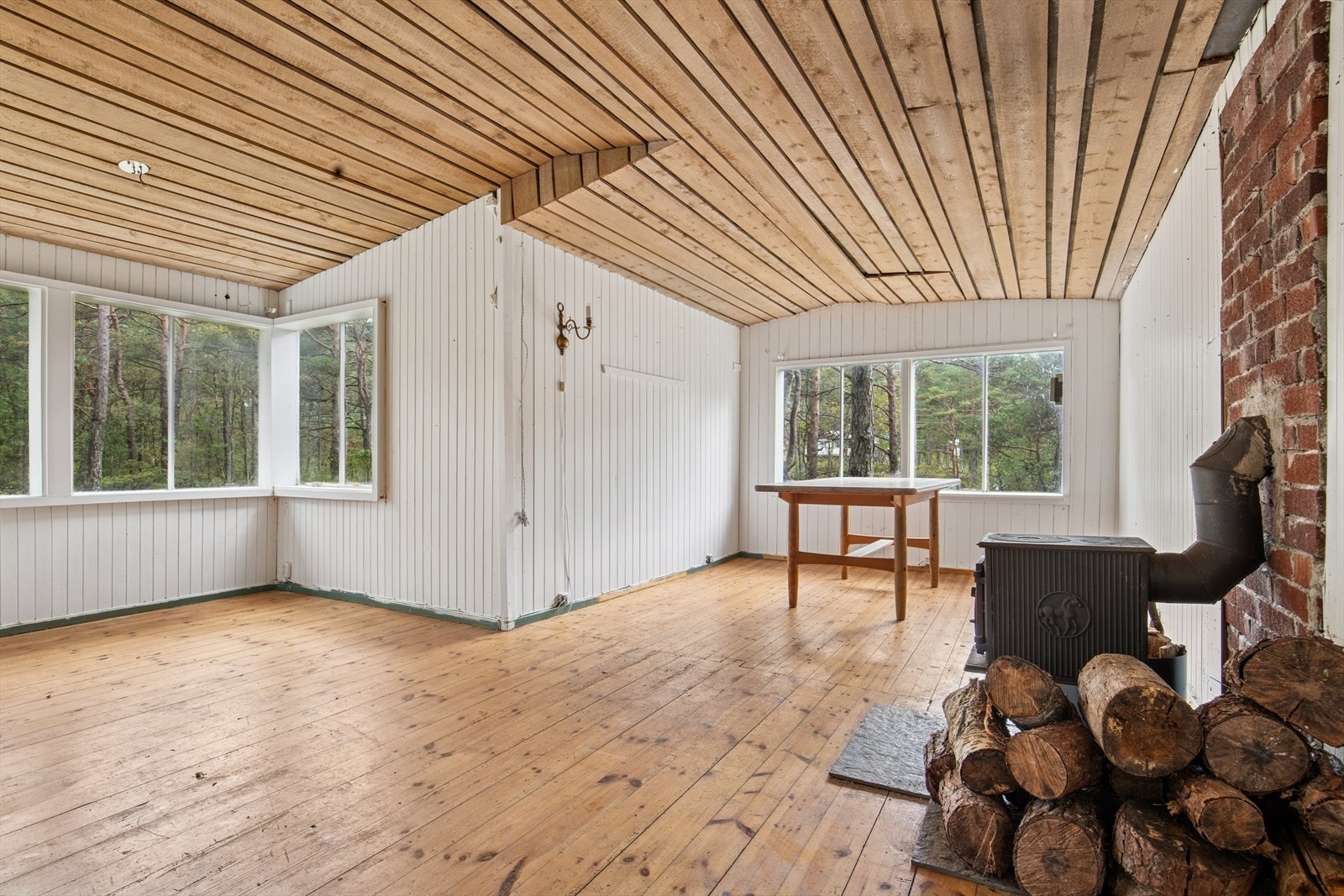 Bygningen er oppført som en trekonstruksjon og har grunnmur består av pilarer av betong og lødd naturstein Galleribilde