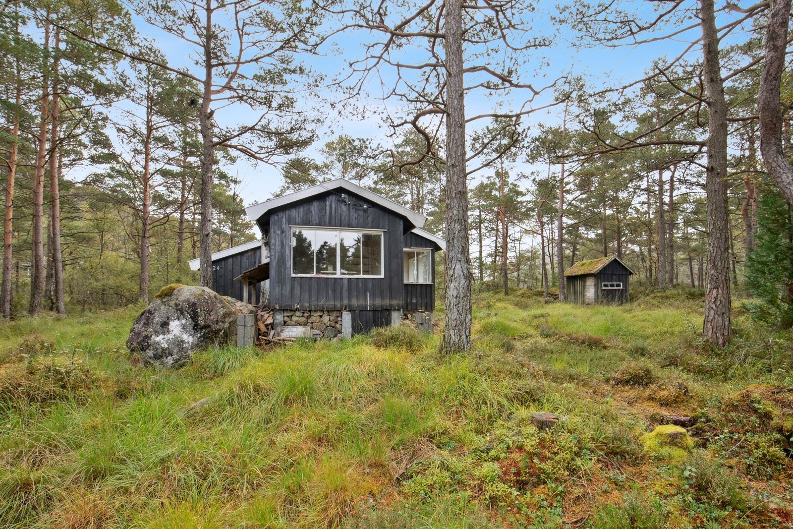 Boligen ligger i et herlig skogholt på Kvalvåg/Boten, i Strand kommune Galleribilde