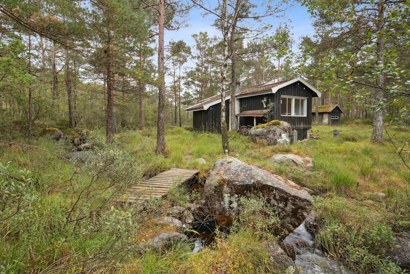 Her er det svært koselig ankomst med bro over bekken Galleribilde
