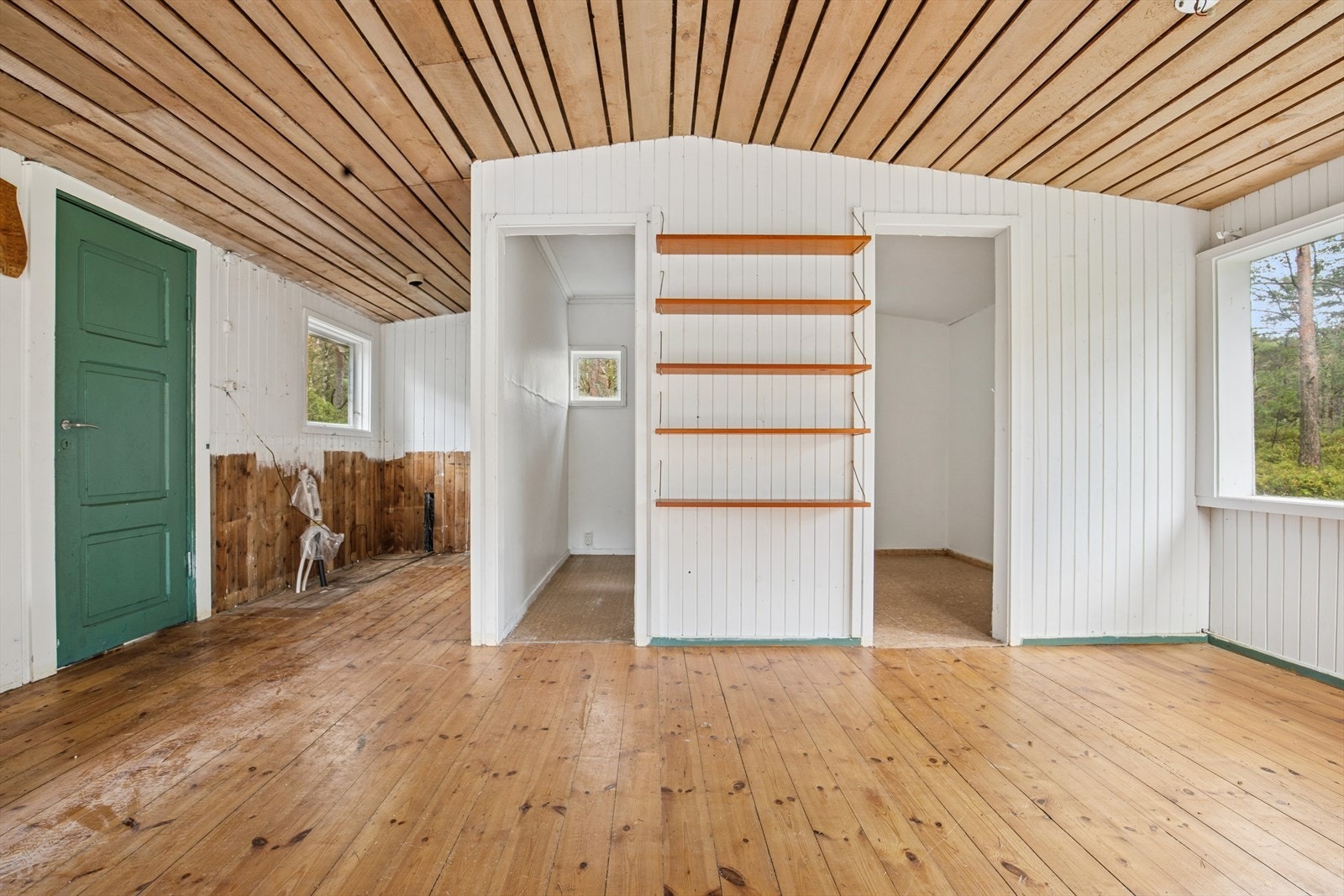 Fritidsboligen har opplegg til kjøkken via kobberrør med plastkappe. Rørene er ikke i bruk, da fritidsboligen ikke er tilkoblet vann. Galleribilde