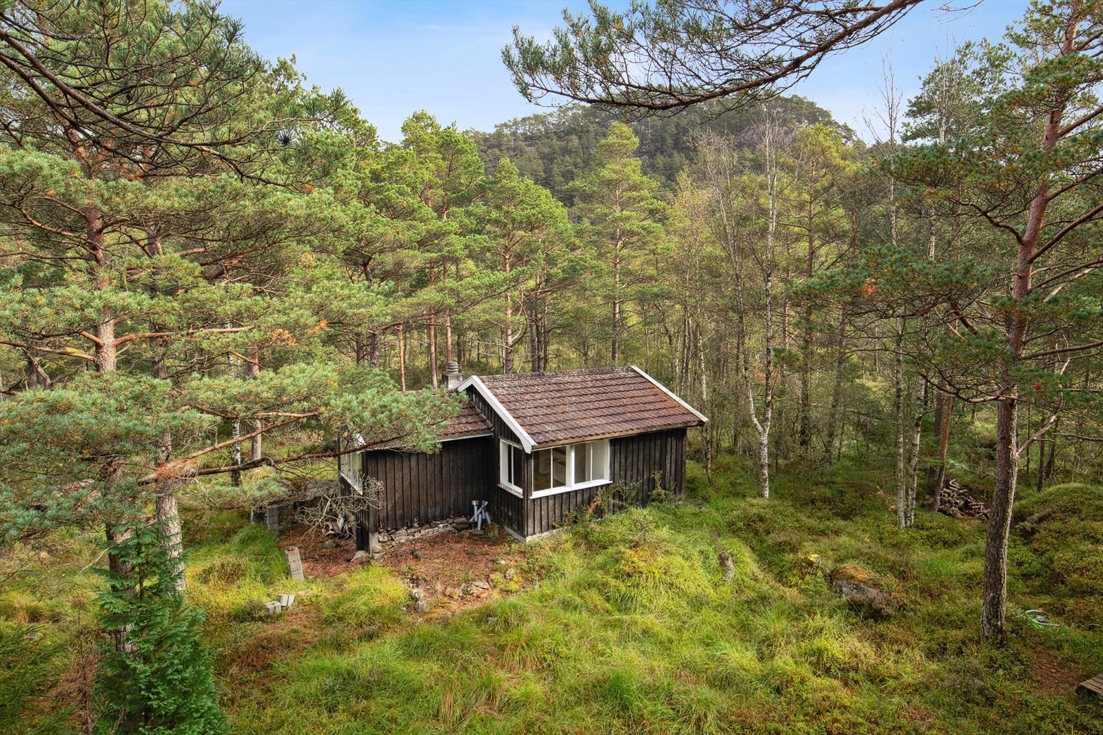 Det er kun 20 minutters kjøretur fra Jørpeland sentrum som byr på alt man trenger for å kunne trives på hytta Galleribilde