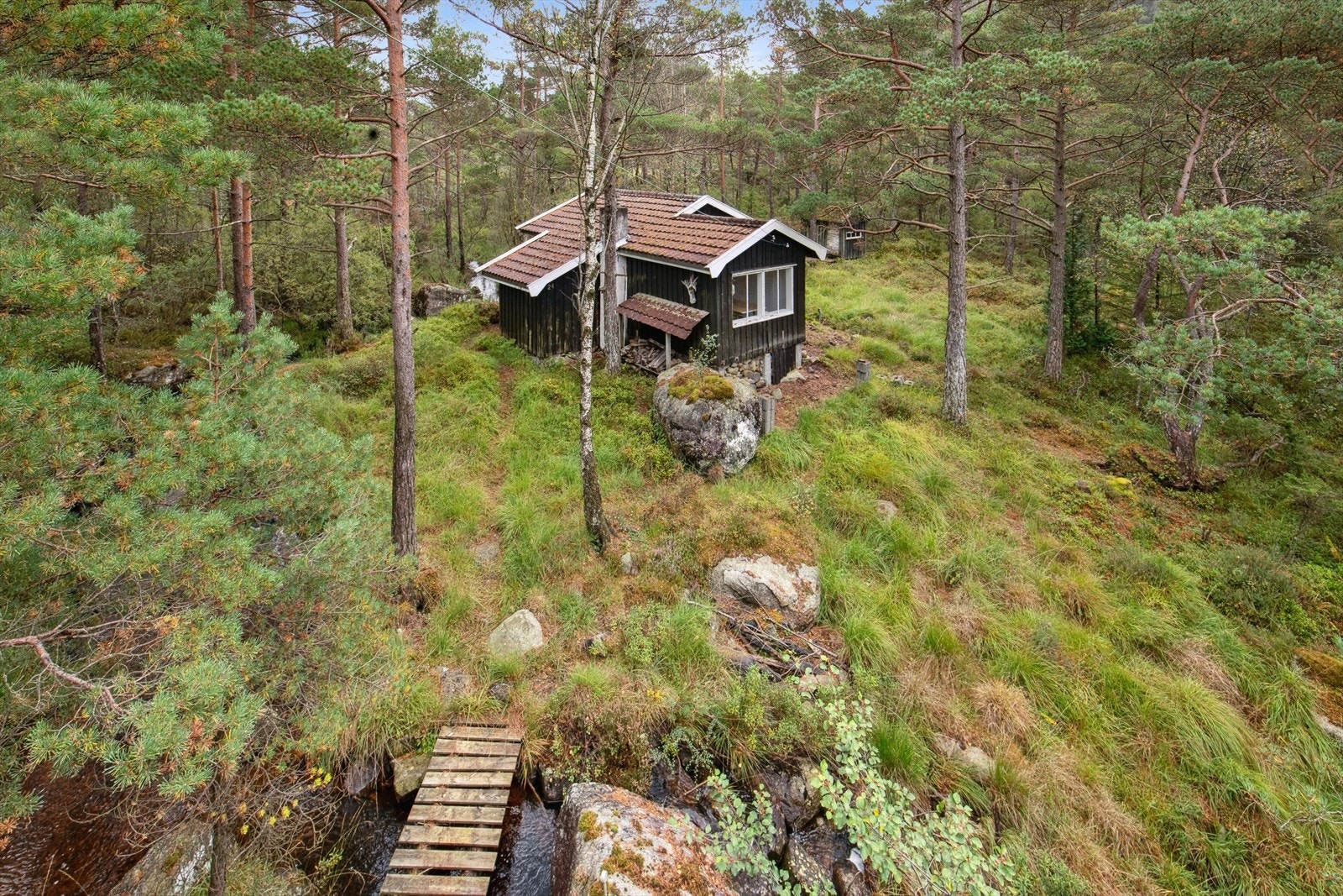 Hytten selges som et renoveringsobjekt og det oppfordres til å lese salgsoppgave med tilstandsrapport Galleribilde