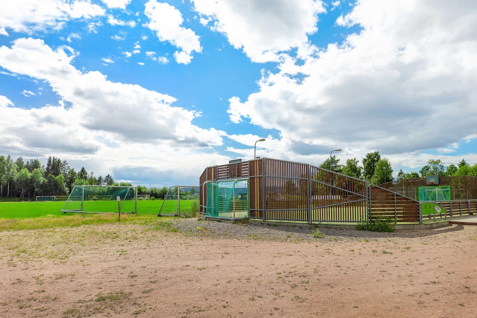 Huringen stadion, rett på oversiden av tomten Galleribilde