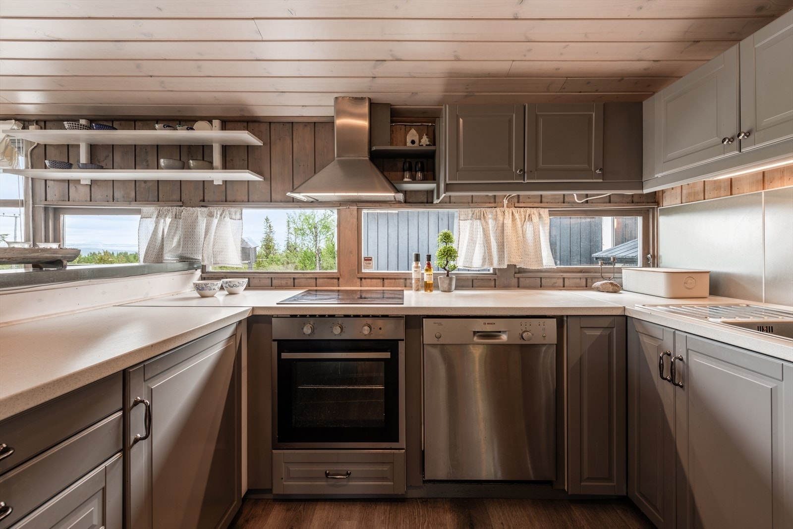 Fint kjøkken med integrerte hvitevarer og god benkeplass. Store vinduer gir rikelig med naturlig lys og flott utsikt. Galleribilde