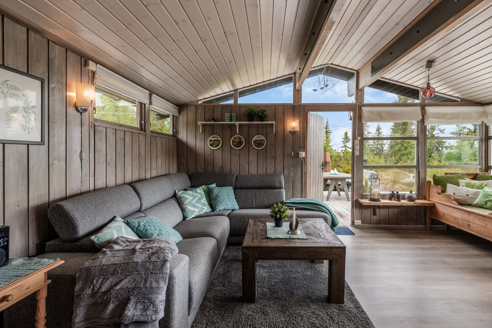 Koselig stue med store vinduer som slipper inn mye naturlig lys. Direkte tilgang til en flott terrasse. Galleribilde