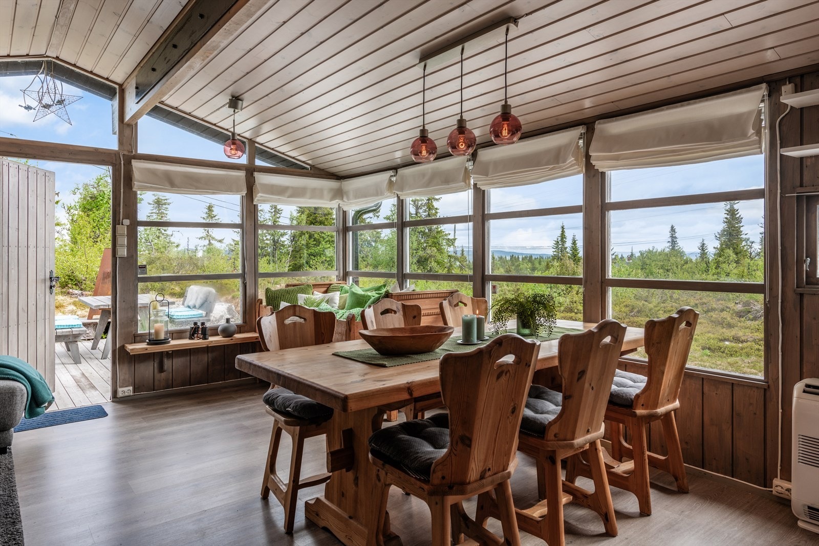 Lys og romslig spiseplass med store vindusflater og flott utsikt. Galleribilde