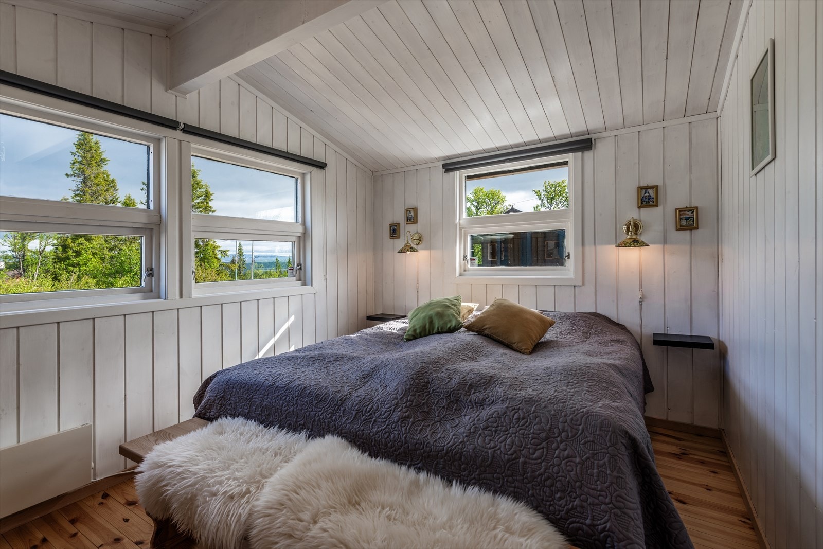 Lyst og innbydende soverom med store vinduer som gir flott utsikt og rikelig med naturlig lysinnslipp. Galleribilde