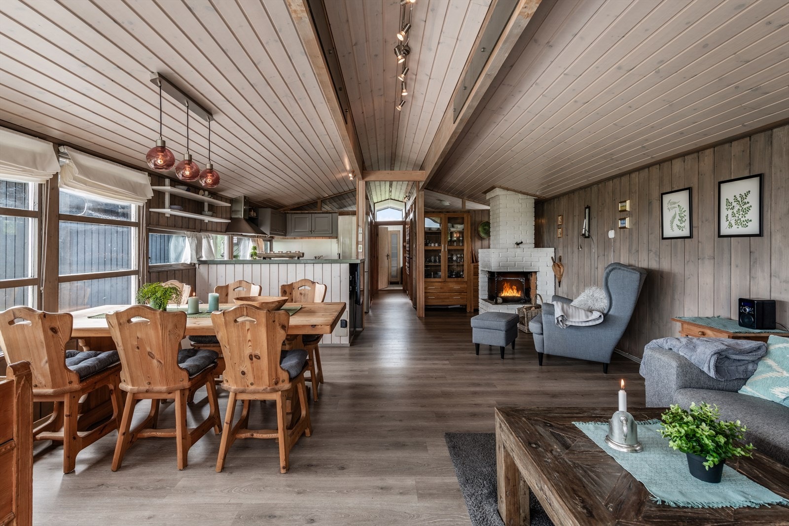 Åpen planløsning med god plass til både spisebord og sittegruppe. Galleribilde