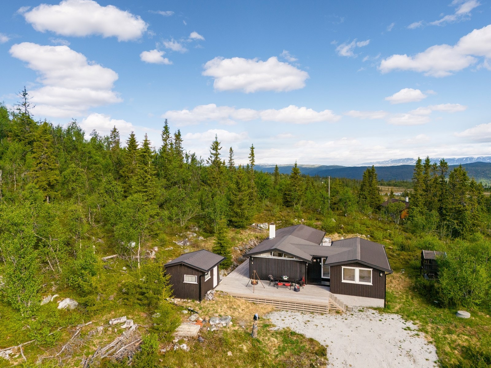 Frittliggende hytte i naturskjønne omgivelser med fantastisk utsikt. Ideell for friluftsliv og ro, nær turstier og naturopplevelser. Galleribilde