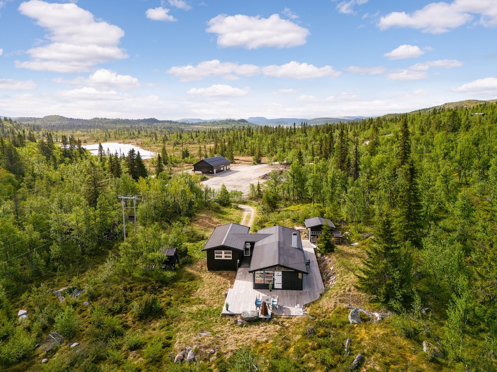 Sjarmerende hytte med utsikt, omgitt av vakker natur. Perfekt for avslapning og friluftsaktiviteter hele året. Galleribilde