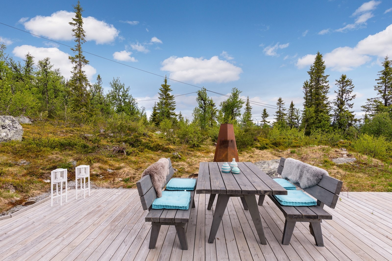 Romslig terrasse med utsikt og beliggenhet midt i naturen. Galleribilde