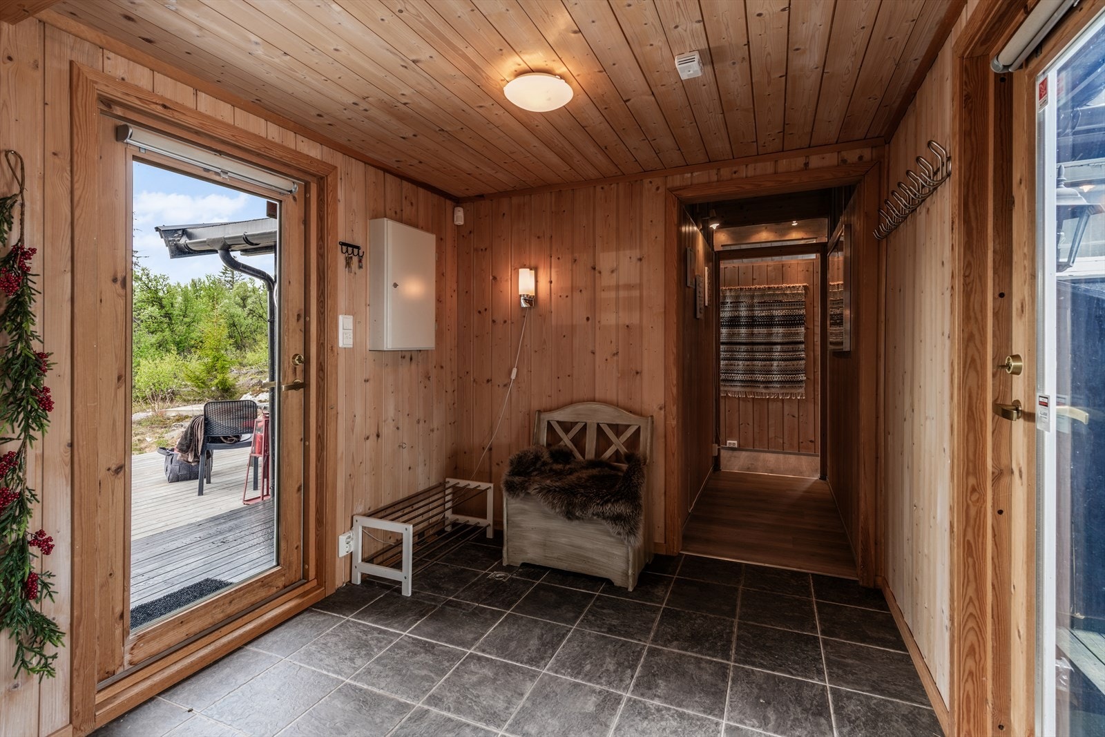 Inngangspartiet med praktisk tilknytning til terrassen og en romslig gang. Galleribilde