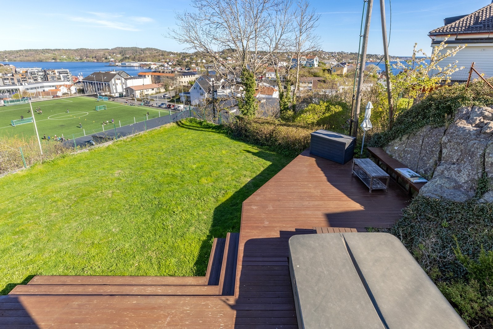 Store terrasser med nedfelt boblebad Galleribilde