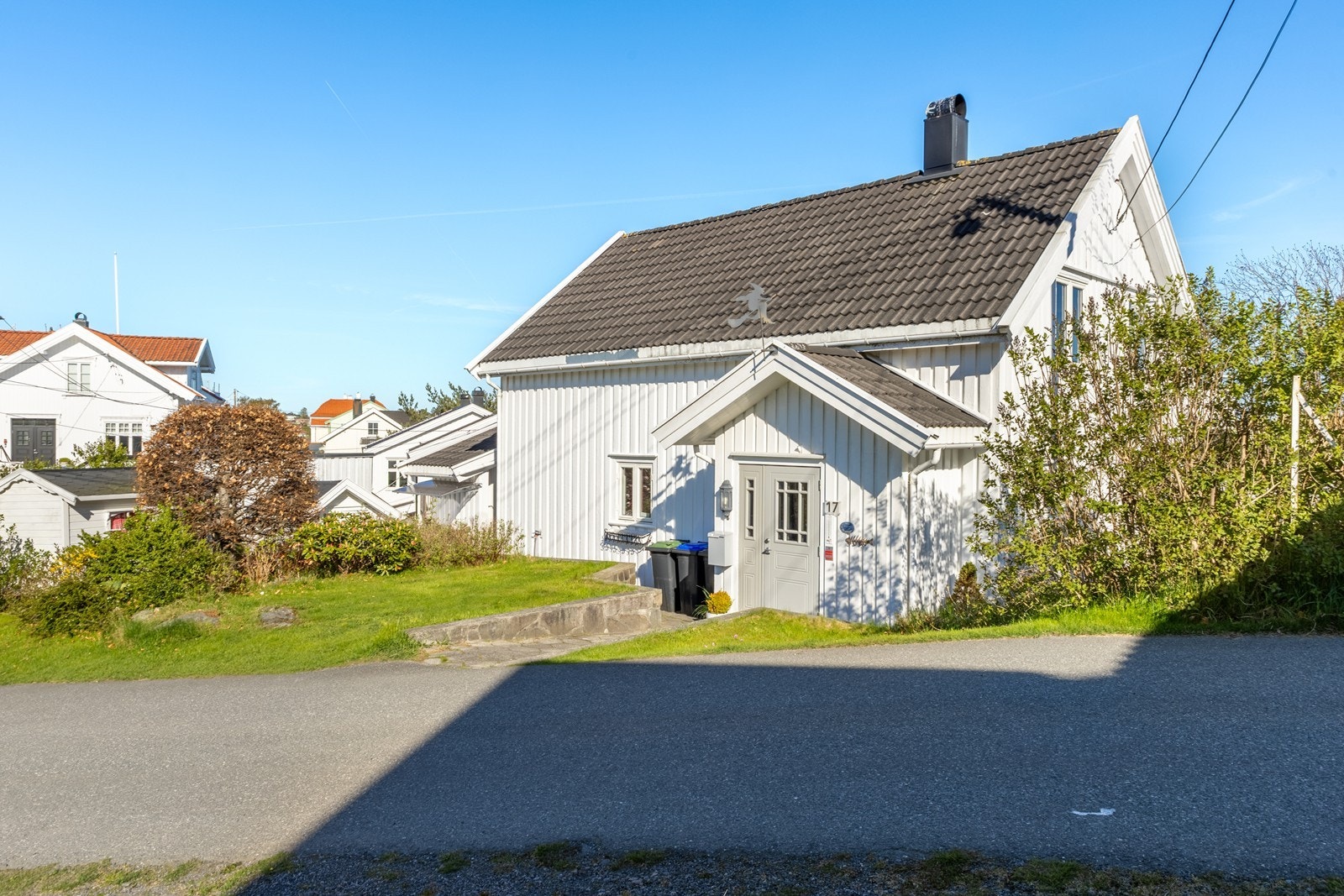 Inngang fra blindvei med lite trafikk Galleribilde