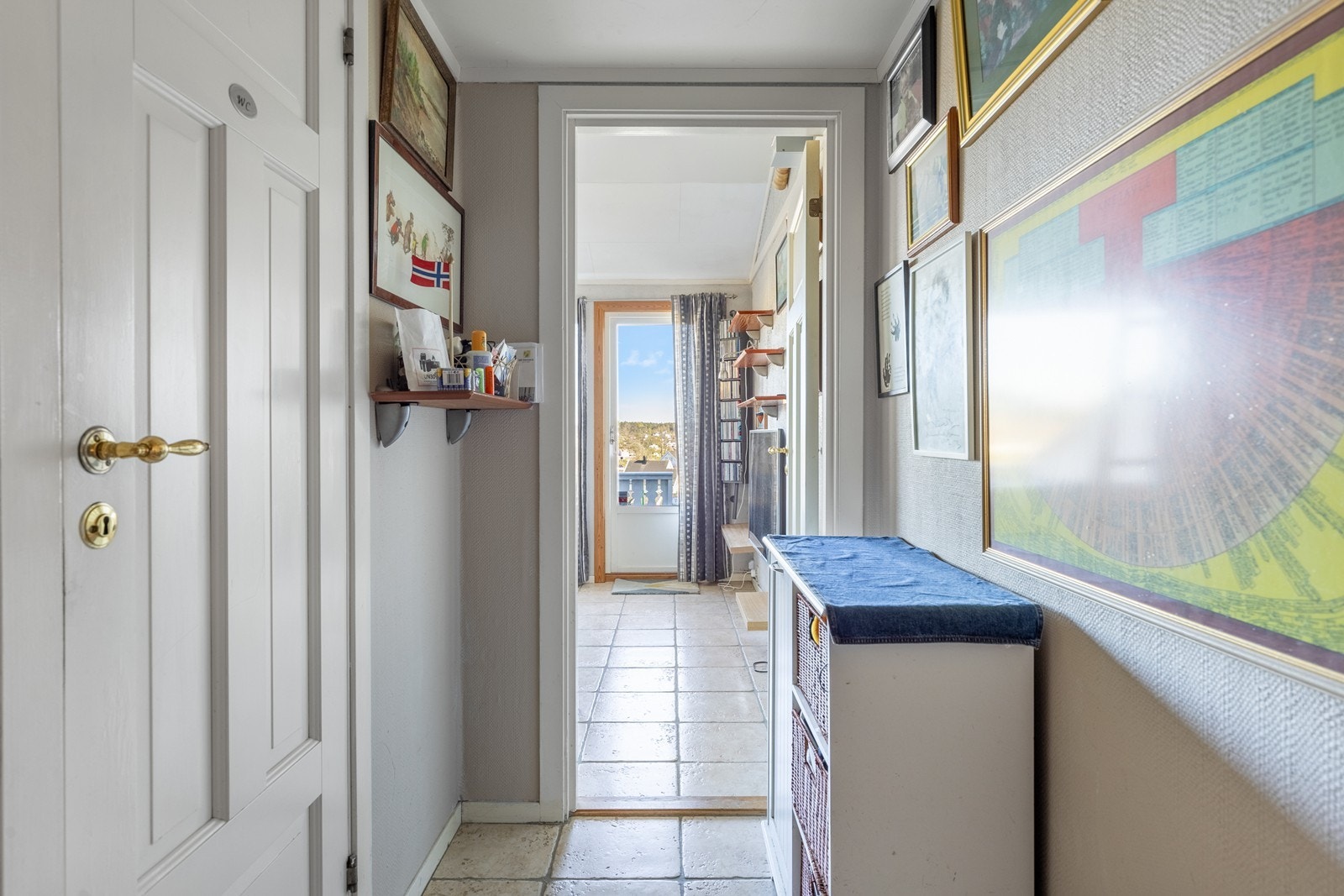 Gang inn til hybel/soverom i 1. etasje Galleribilde