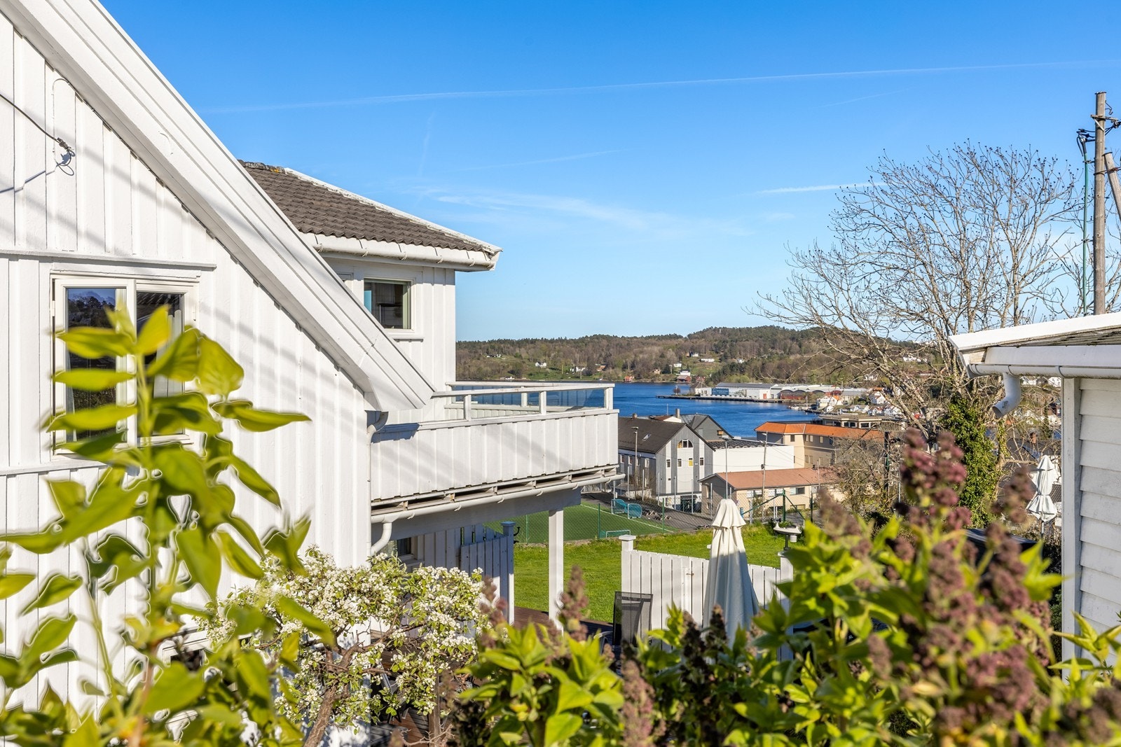 Sett fra veien Galleribilde