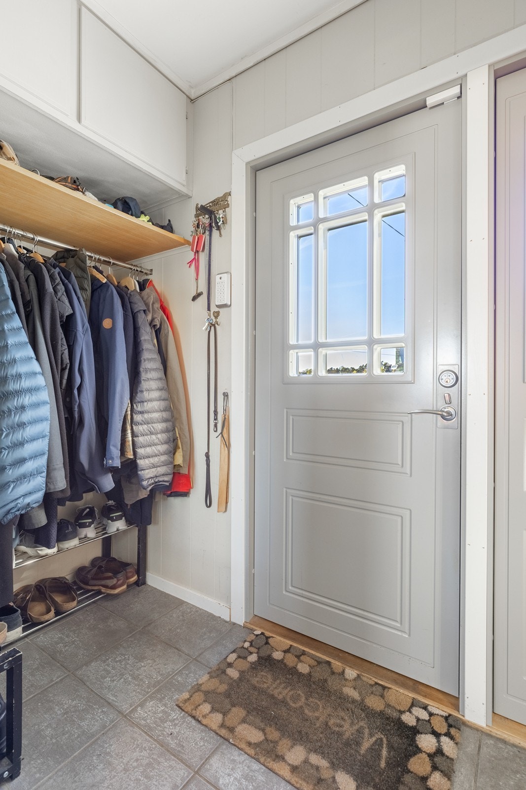 God plass til å henge fra seg yttertøy i gangen Galleribilde