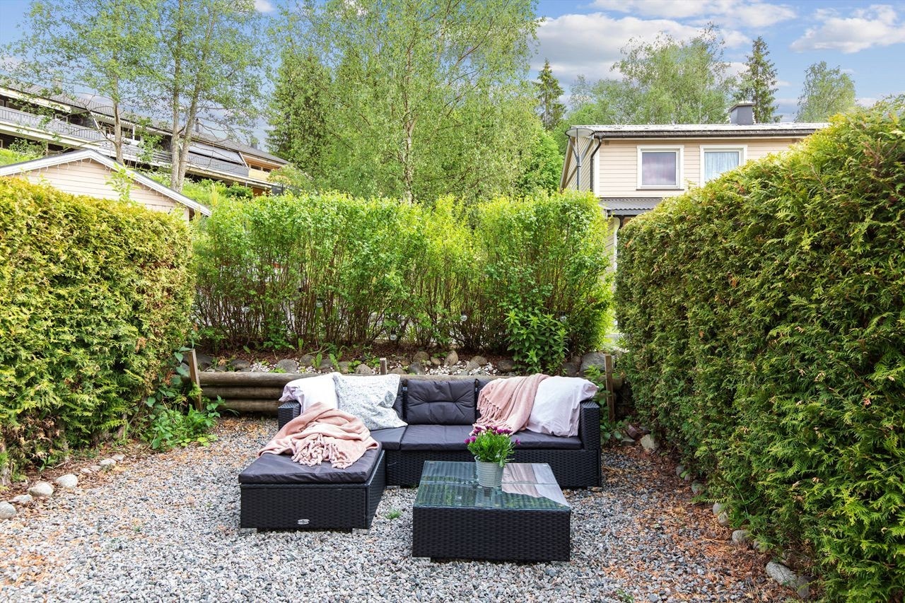 Gruset uteplass ved inngangspartiet. Galleribilde