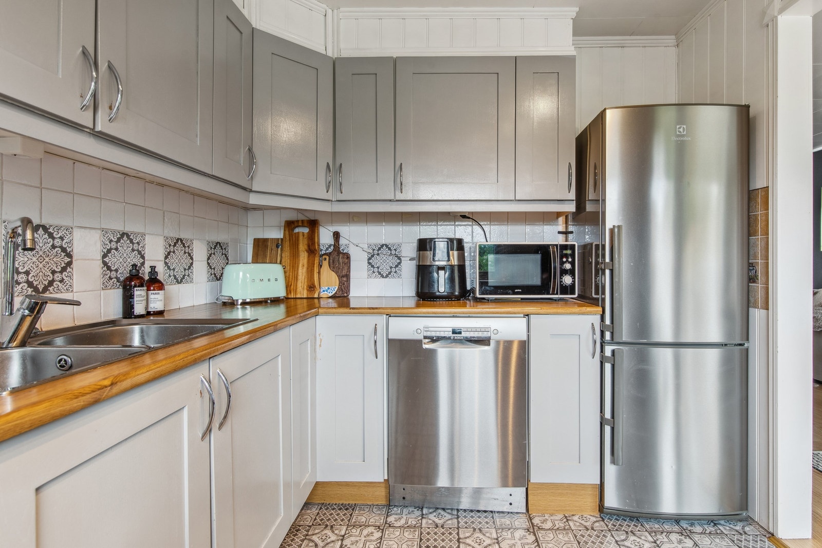 Det opplyses at kjøleskap og komfyr, begge ca. 3 år gamle, medfølger handelen. Galleribilde