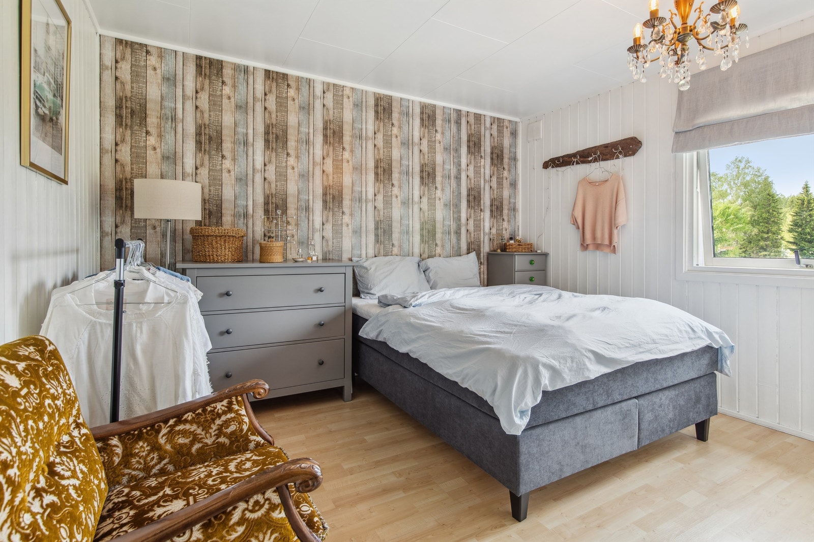 Boligens hovedsoverom er i fin størrelse med god plass for dobbeltseng. Galleribilde