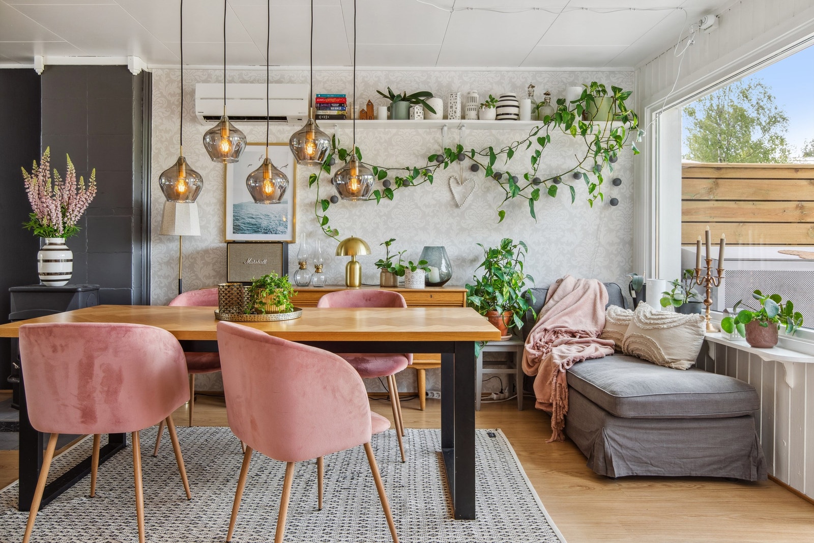 Romslig spiseplass med Toshiba luft-til-luft varmepumpe fra 2018. Galleribilde