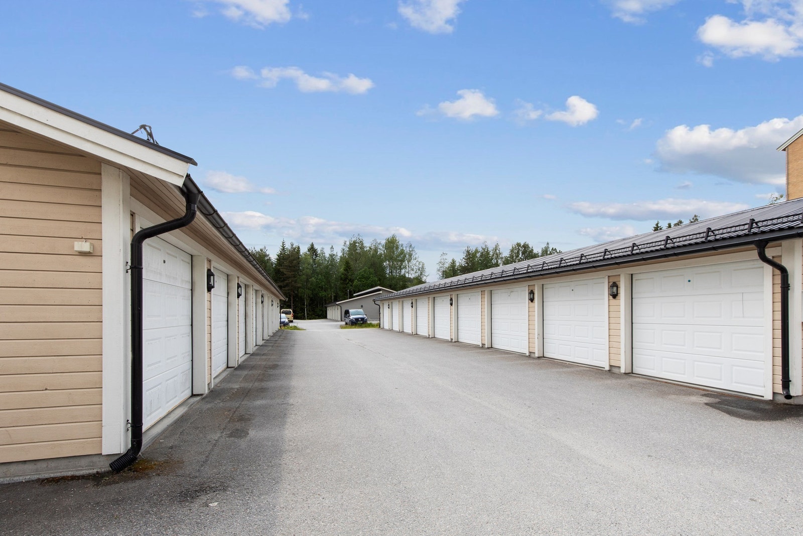 Boligen disponerer nyere garasjeplass i felles garasjerekke. Galleribilde