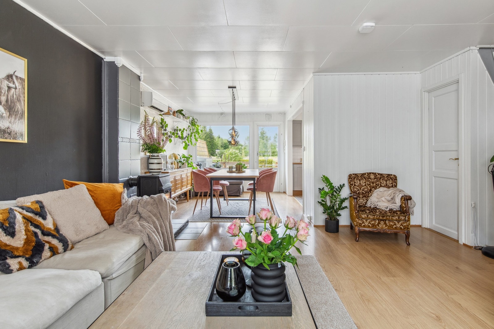 1. etasje finner man entré, kjøkken og stue med utgang til en romslig veranda på 23 m². Galleribilde