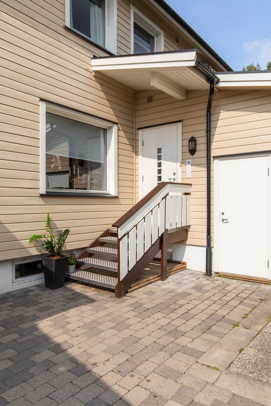 Meget hyggelig opparbeidet inngangsparti med tilgang til egen utvendig bod for praktisk oppbevaring. Galleribilde