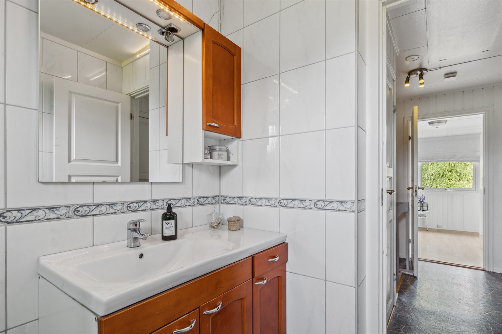 Badet i andre etasje ble renovert i 2009 og fremstår pent med flislagte vegger og gulv. Gulvet har elektriske varmekabler. Galleribilde