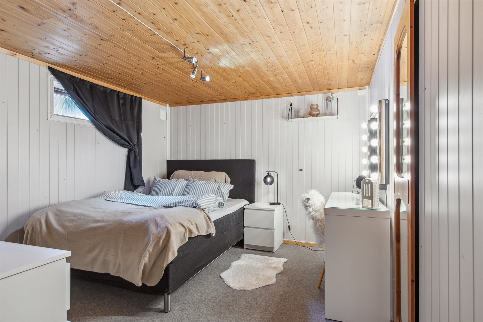 Innredet rom i kjeller som idag benyttes som soverom. Rommet er ikke omsøkt og godkjent for varig opphold. Galleribilde