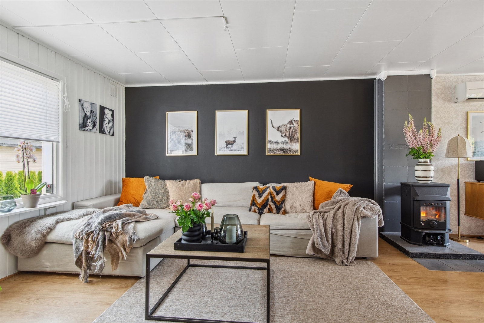 Stuen er utstyrt med sjarmerende vedovn, plassert på flislagt underlag. Galleribilde