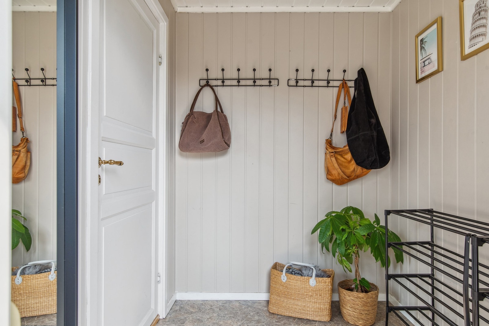 Praktisk og lys entré som ble tilbygget i 2010. Her er det god plass til å henge fra seg yttertøy og sette fra seg sko. Galleribilde