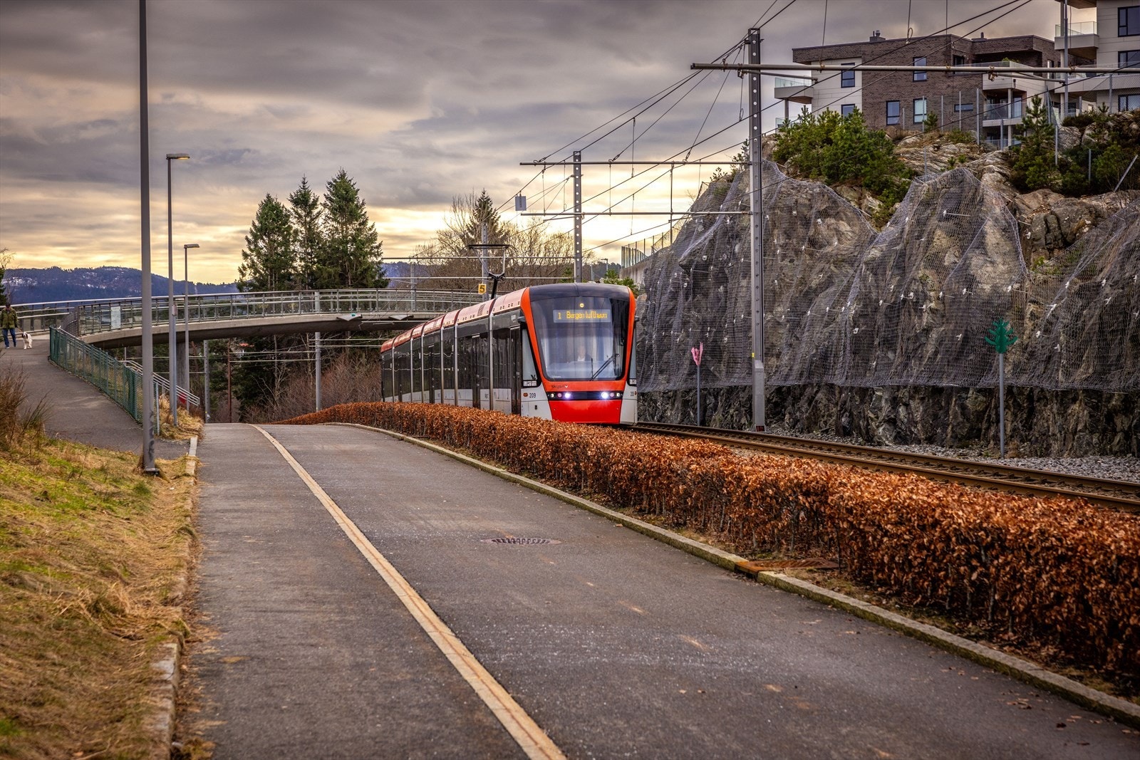 Kun noen minutter gangavstand til buss- og bybanestopp. Galleribilde