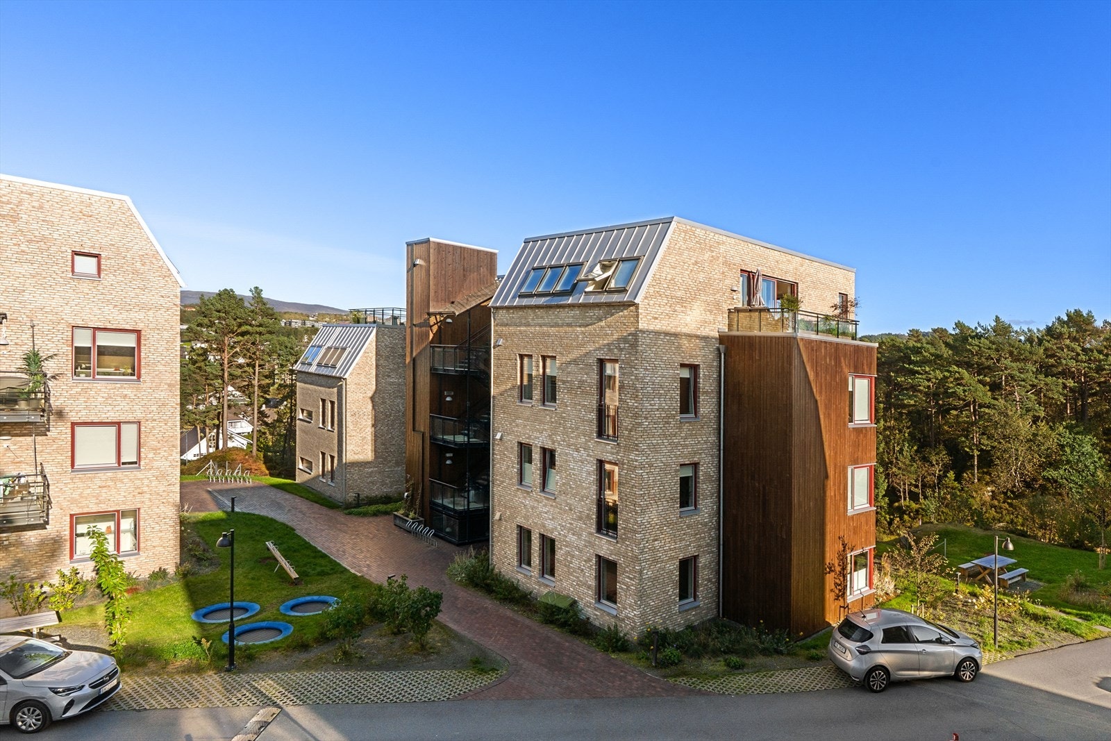 Her får du en romslig og gjennomført bolig som kombinerer moderne komfort med funksjonelle løsninger, og som passer perfekt for både småbarnsfamilier, eldre og dyreeiere. Galleribilde