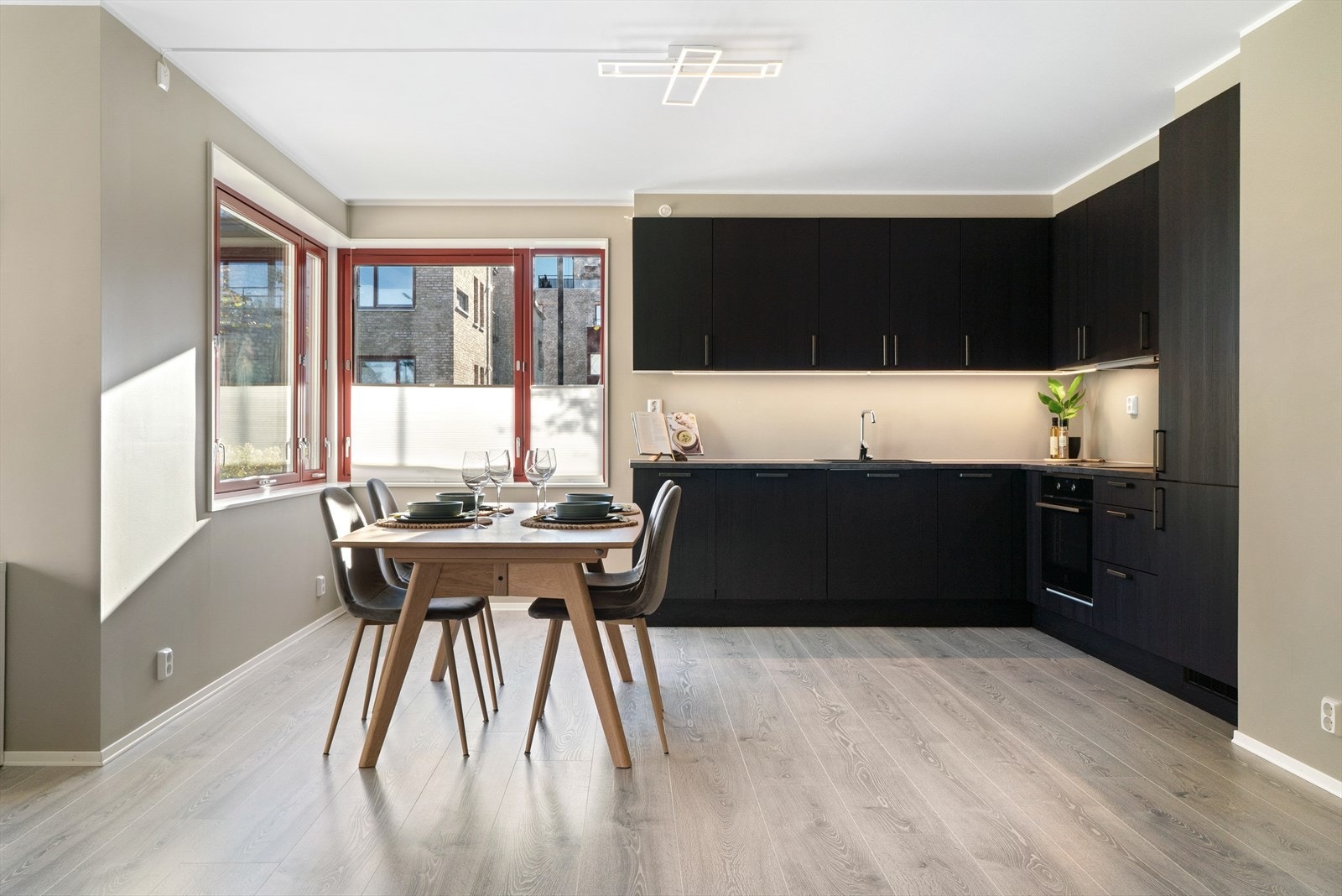 Det er godt med skap- og benkeplass, og hvitevarer fra Electrolux er integrert: stekeovn, induksjonstopp, oppvaskmaskin og kjøleskap med frysedel. Galleribilde